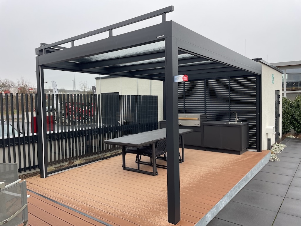 Pergola mit Sonnenschutz obendrauf